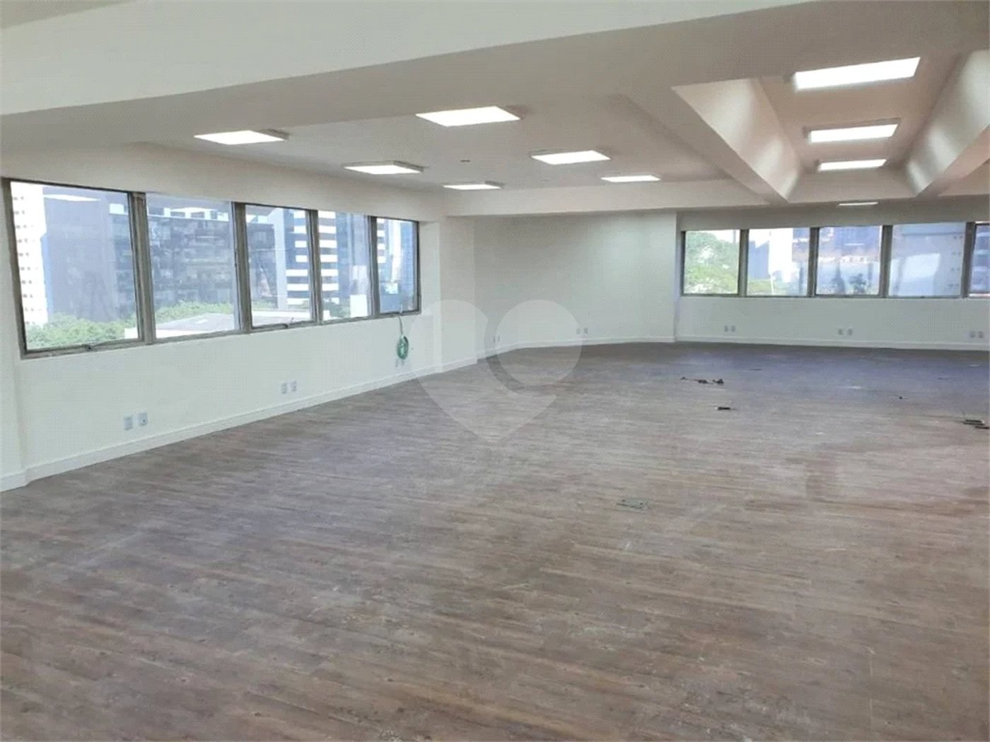Sala comercial para locação e venda. 204m² AU