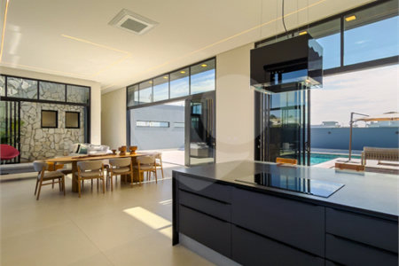 Indaiatuba - Quintas da Terracota - 1252 m² de terreno - casa térrea com 514 m² de área construída -3 vagas de garagem cobertas e 3 descobertas Lavabo - Sala de estar e jantar amplas e integradas - Escritório privativo - Cozinha toda equipada com geladeira, forno, micro-ondas, lava-louças,