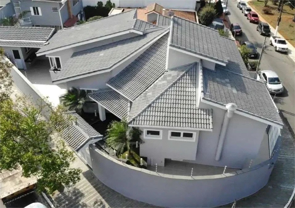 Casa à venda no bairro Dos Casa, em São Bernardo do Campo, com 280 m², 4 dormitórios, 3 suítes, 4 vagas, hidromassagem e fácil acesso às principais rodovias.