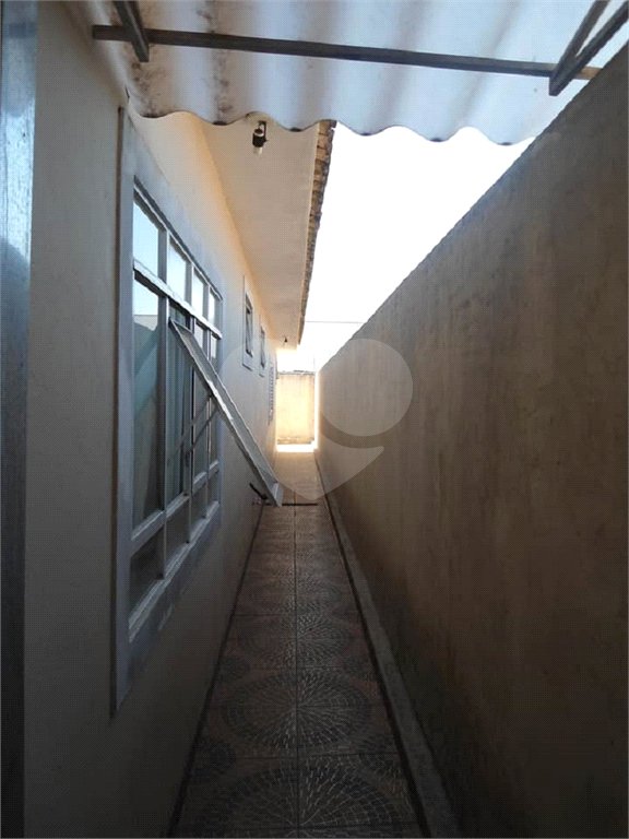 Casa Térrea com dormitórios, sendo 2 suítes.