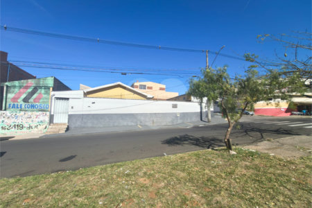 Linda Casa com Comercio ao lado independente.