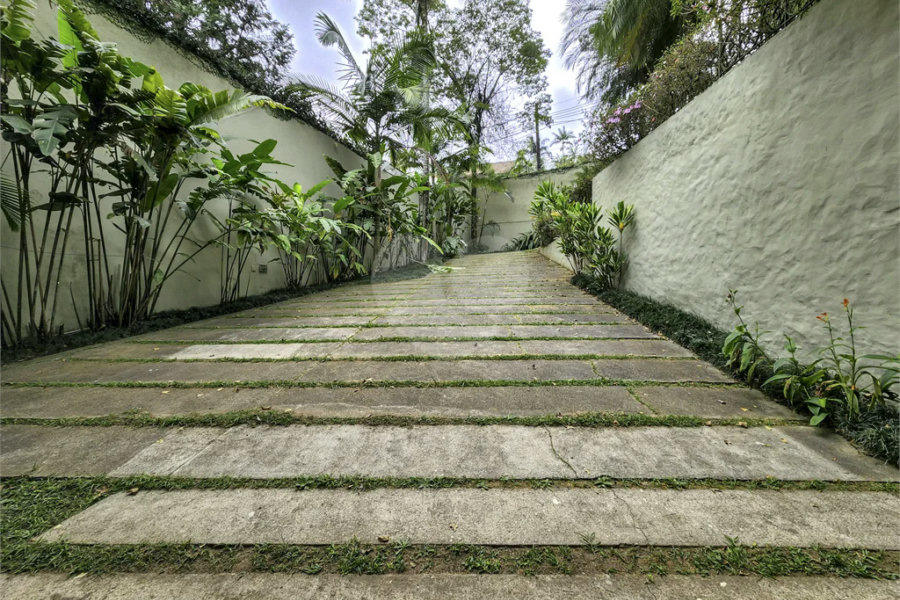 CASA EM RUA FECHADA NA REGIÃO DO MORUMBI / REGIÃO DO CLUBE PAINEIRAS