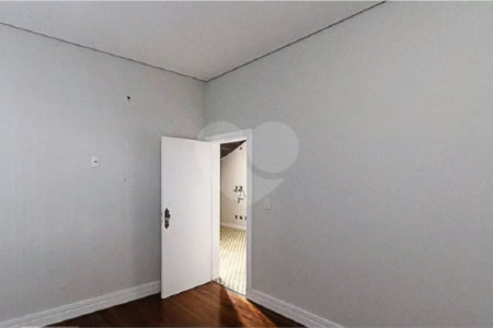 Sobrado à venda no Belenzinho de 208 m² com 6 dormitórios, 4 banheiros e 2 vagas