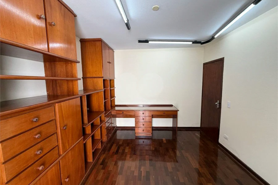 Excelente Casa de Esquina na Vila Monteiro – Oportunidade para Moradia ou Comércio