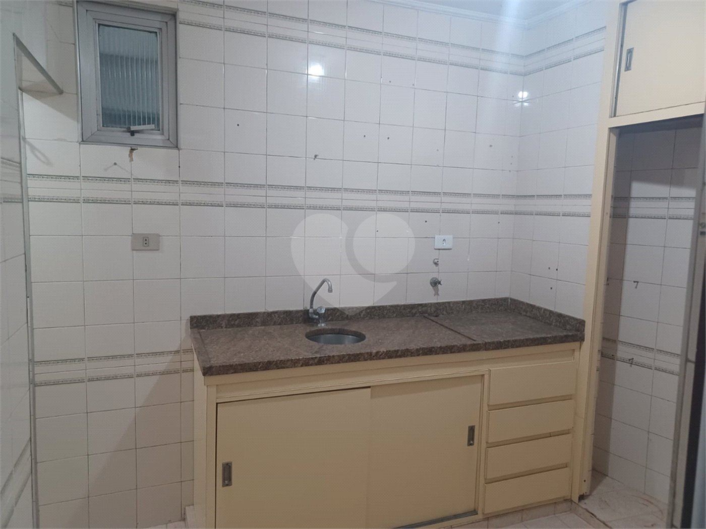 Apartamento super bem localizado, com 01 dormitório e armário embutido
