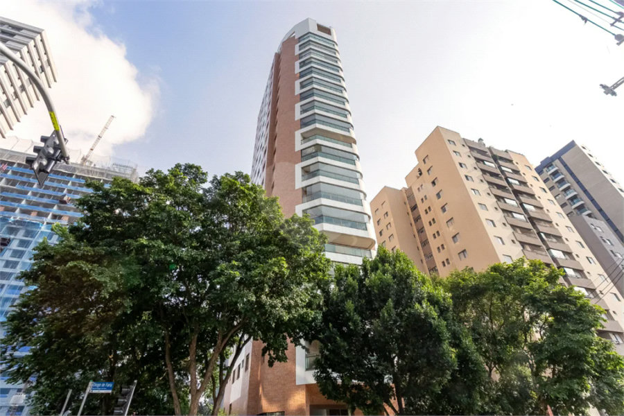 Vila Clementino - Apartamento reformado | 186 m² | 3 suítes | 3 vagas livres