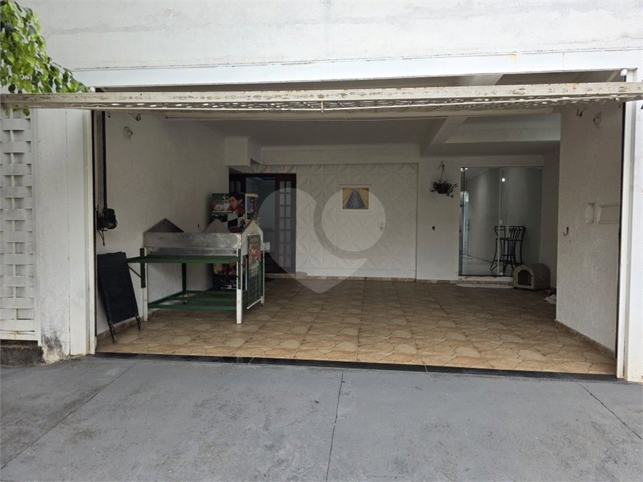 Casa térrea à venda no Douradinho com 2 quartos e edícula com mais dois quartos e 2 banheiros.
