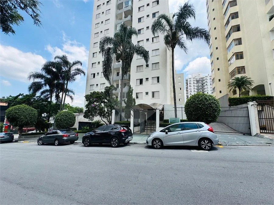 Vende-se Apartamento de 2 Quartos com Sacada na Vila Mascote