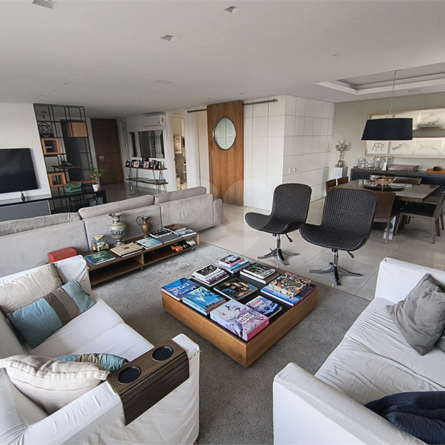 Este amplo apartamento de 290 m², completamente reformado, reúne sofisticação,