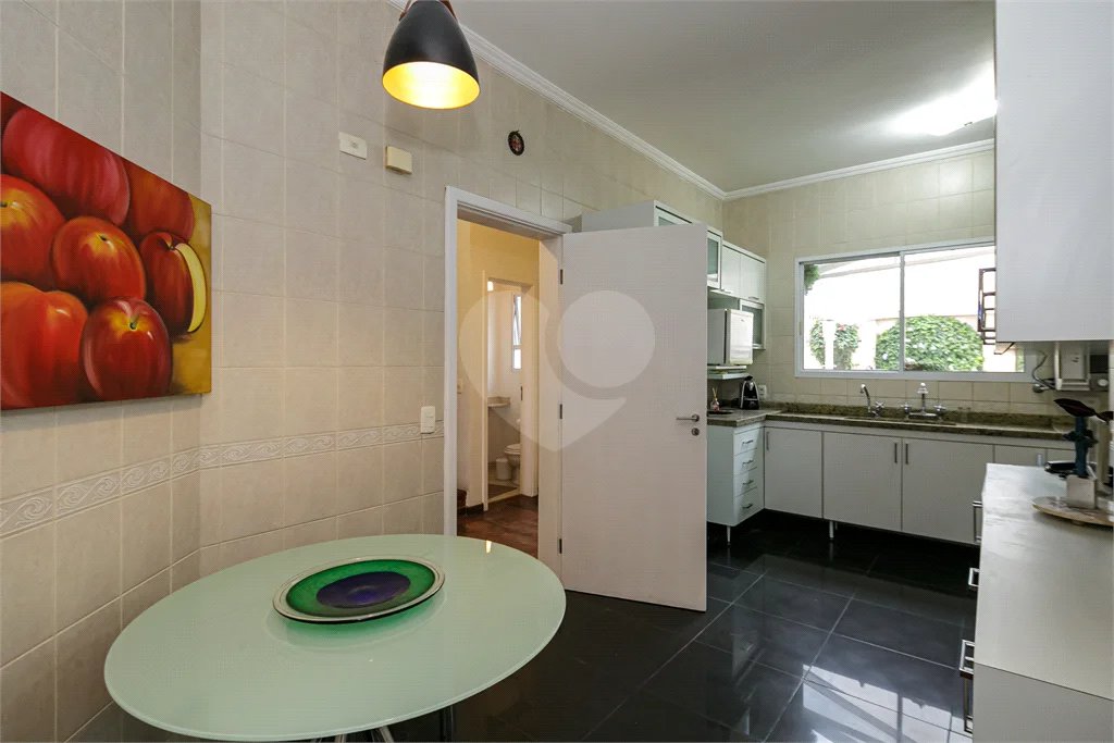 Casa à venda ou para alugar com 5 quartos, sendo 3 suítes, no condomínio Villa Florida, São Paulo - SP