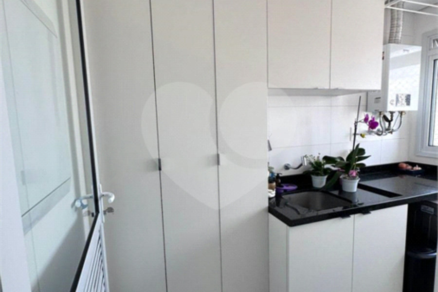 Apartamento á venda de 81m2 no Ipiranga com 2 dorms, 2 suítes, 3 banheiros, 2 vagas. Estuda permuta.
