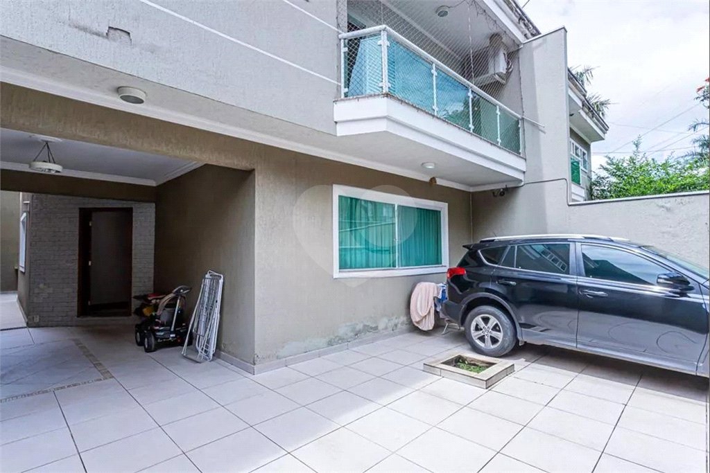 Imóvel amplo à venda com 4 quartos, sendo 1 suíte, e 3 banheiros no total total Parque São Domingos