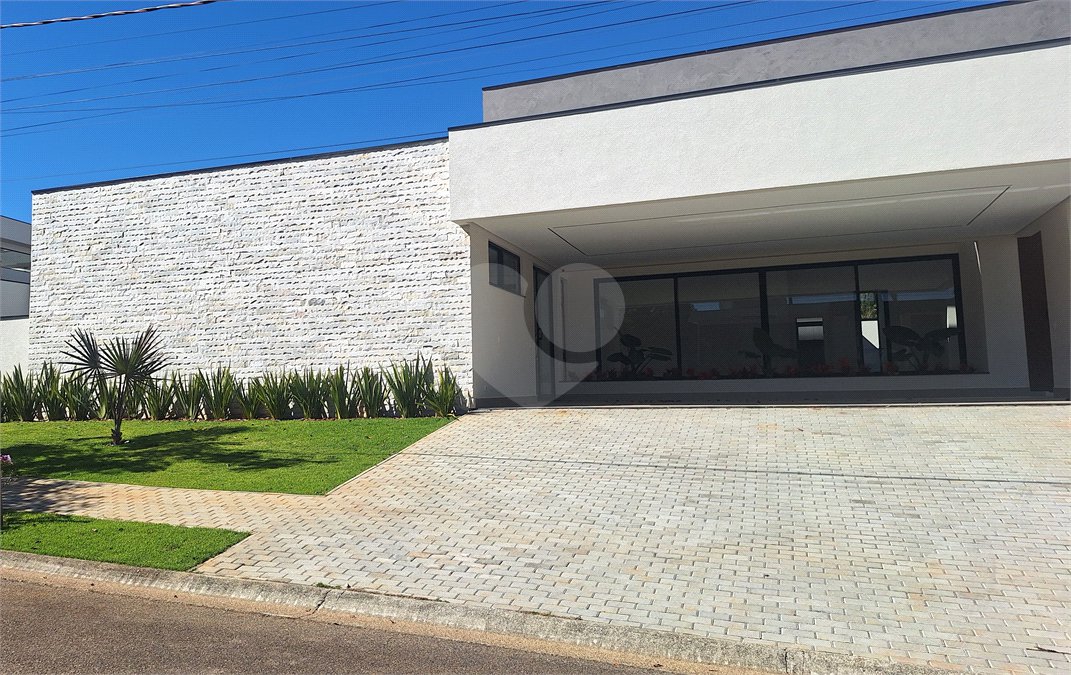 Casa a venda com 04 suítes área gourmet e 6 vagas para autos em condominio fechado Atibaia