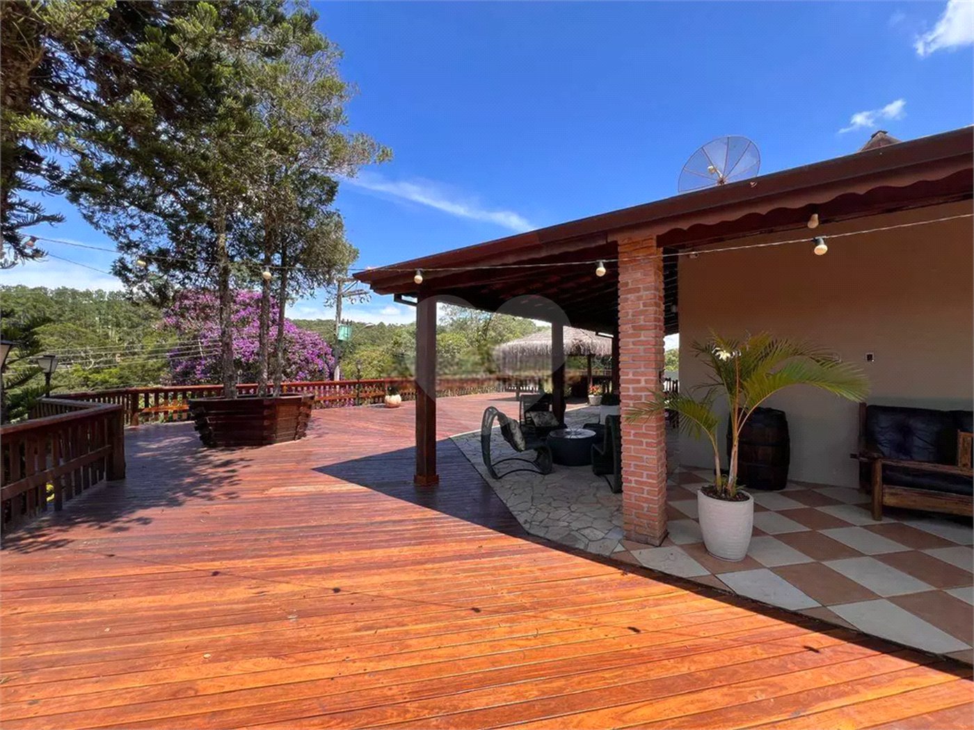 Chácara com excelente infraestrutura, contendo casa com 8 dormitórios, 900 m² de área construída, área total de 3000m², piscina adulto e infantil, churrasqueira, quadra gramada de futebol - Rio Acima - Atibaia/SP 900 m² Área construída 3.000 m² Área do terreno