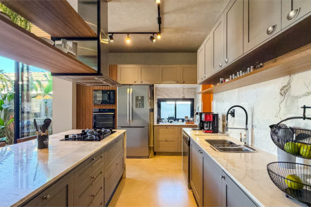Indaiatuba - HOME DESIGN - Casa Térrea - Condomínio Paradiso - 420 m² de terreno - 307,19 m² de área construída - 3 suítes completas, sendo 1 master com closet planejado e banheira de imersão - Sala de TV reversível para 4ª suíte - Sala de estar ampla e varanda gourmet integrada - Cozinha com móve