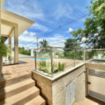 Casa em condomínio Impecável, 4 dorms / 2 suítes, varanda gourmet, piscina, 3 lareiras