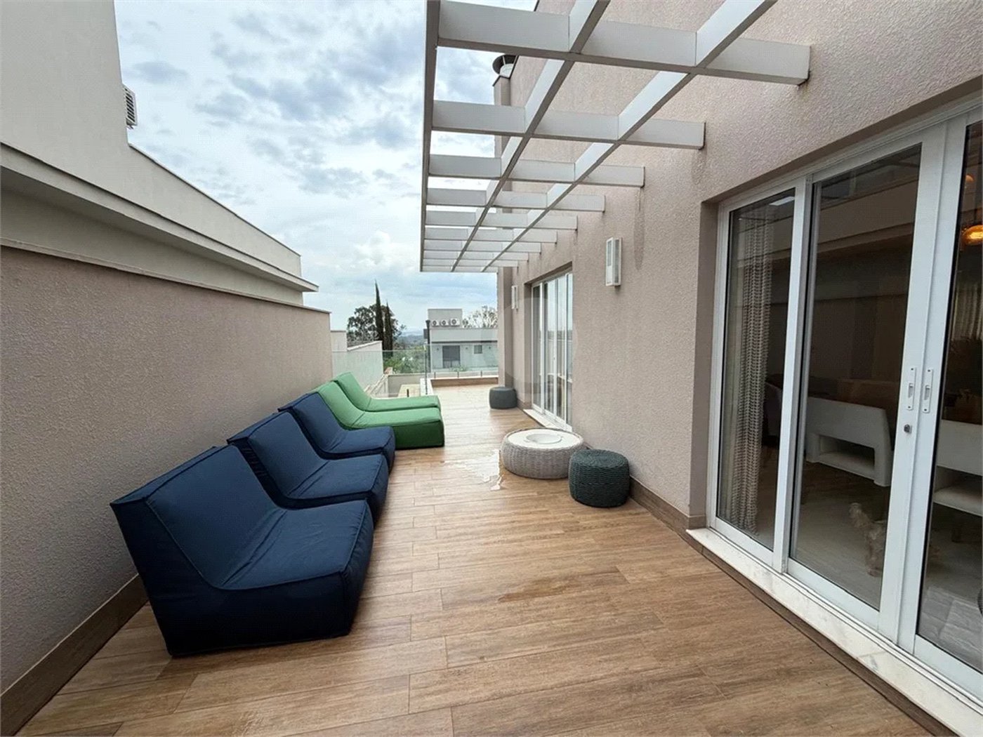 Casa de alto padrão em condomínio exclusivo com 4 suítes