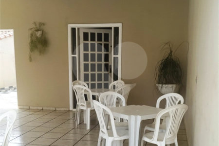 Casa Térrea com 3 dormitórios, sendo 1 suíte.