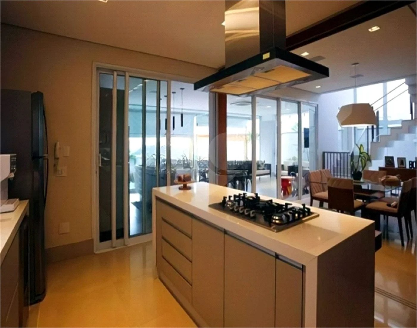 Casa de Alto Padrão em Condomínio com 4 suítes.