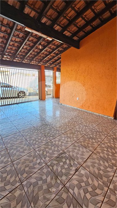 Excelente Casa Residencial no São Carlos 5 com 3 Quartos (1 Suíte) e Garagem Coberta para 2 Carros
