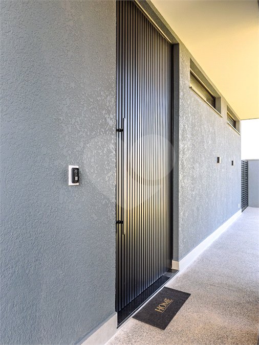 Indaiatuba - Quintas da Terracota - 1252 m² de terreno - casa térrea com 514 m² de área construída -3 vagas de garagem cobertas e 3 descobertas Lavabo - Sala de estar e jantar amplas e integradas - Escritório privativo - Cozinha toda equipada com geladeira, forno, micro-ondas, lava-louças,