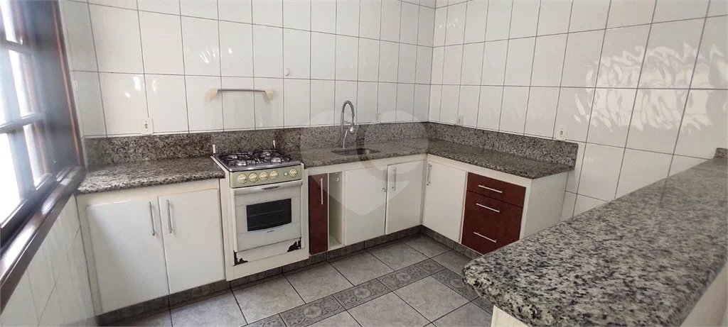 Casa com 180m², 3 dormitórios, 1 vaga, à venda na Vila Scarpelli em Santo André.