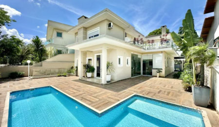 Casa em condomínio Impecável, 4 dorms / 2 suítes, varanda gourmet, piscina, 3 lareiras