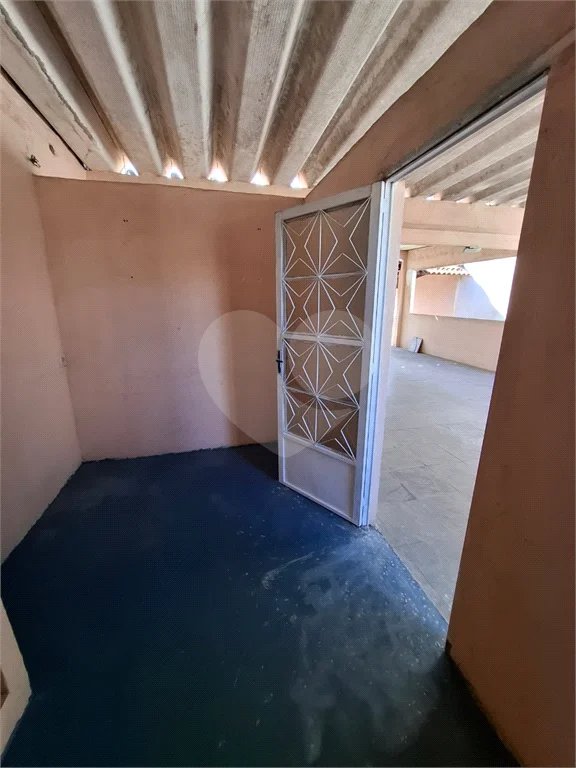 Ó TIMO CASA COM 3 QUARTOS E TERRAÇO EM CONTOMINIO FECHADO