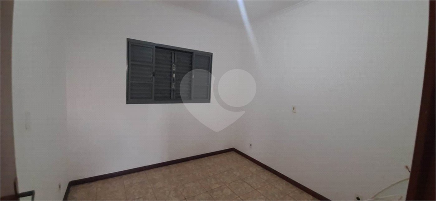Casa térrea para venda, com 3 dormitórios, sendo 1 suíte.