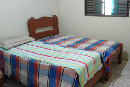 Casa térrea com 2 dormitórios.