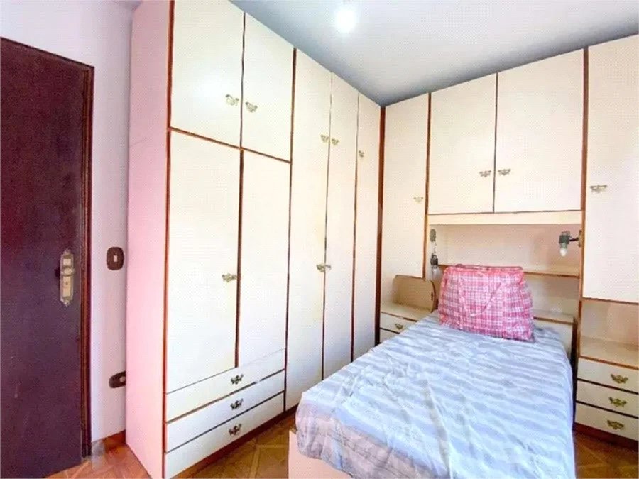 Oportunidade à venda na Vila Ipojuca: Sobrado Espaçoso com 200m²de área construída e 250m2 de terreno - 4 Dormitórios e 5 Vagas de garagem.