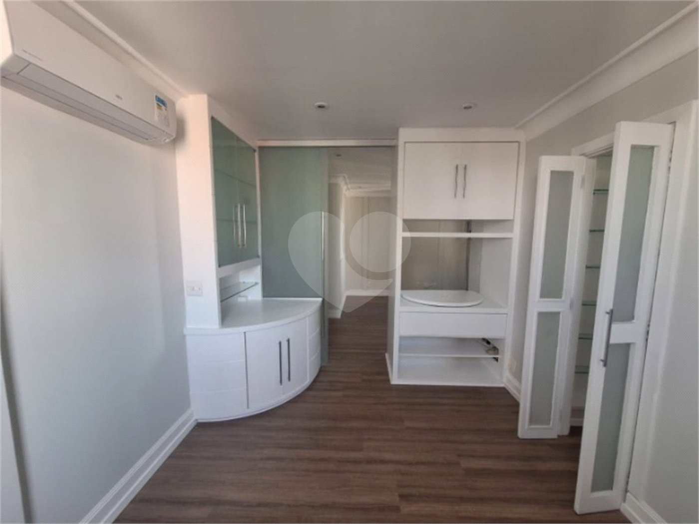 Apartamento para locação com 2 dormitórios, sendo 1 suíte com 02 vagas, totalmente climatizado nos 3 ambientes