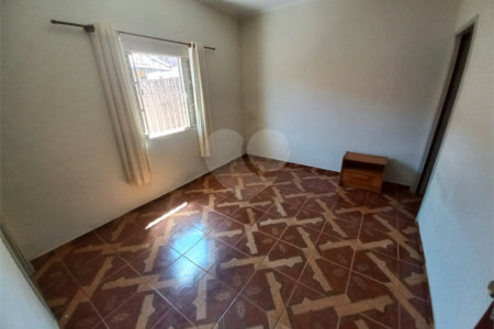 Casa térrea com 3 dormitórios, sendo 1 suíte.