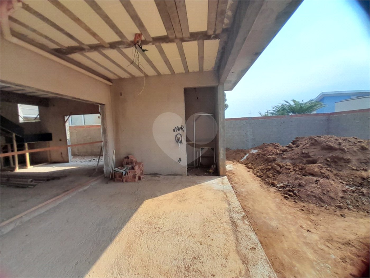 Casa em Construção com Área Gourmet e Piscina no Condomínio Damha II