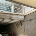 Sobrado com 3 quartos e garagem para 5 veículos.