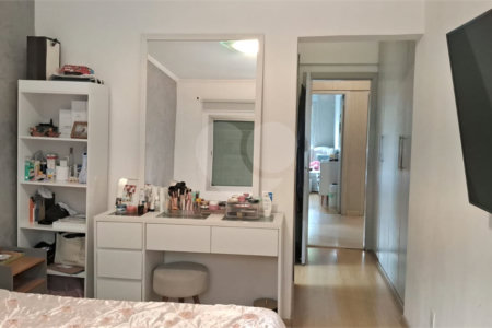 Apartamento a venda na Aclimação com 4 dormitórios e 2 vagas.
