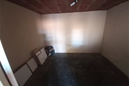 Casa térrea com 3 dormitórios, sendo 1 suíte.