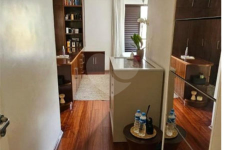 Apartamento na Vila Mariana de 200m2 com 4 dorms, 5 banheiros, 3 suítes, 4 vagas. Estuda permuta.