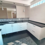 Casa com Suíte Master, Closet, Piscina e Espaço Gourmet Próxima ao Parque Ecológico- 03 quartos -com quintal