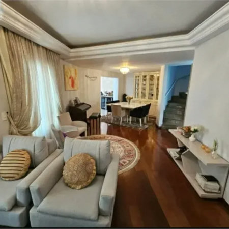 Linda casa em condomínio fechado – conforto, espaço e sofisticação!