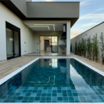 Casa térrea 3 dormitórios (3 suítes), espaço gourmet, piscina, 2 vagas garagem, condomínio fechado com ampla área lazer