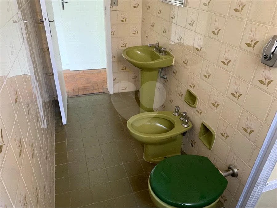 Casa espaçosa com 3 quartos, suíte, quintal e 2 vagas na Vila Santa Catarina