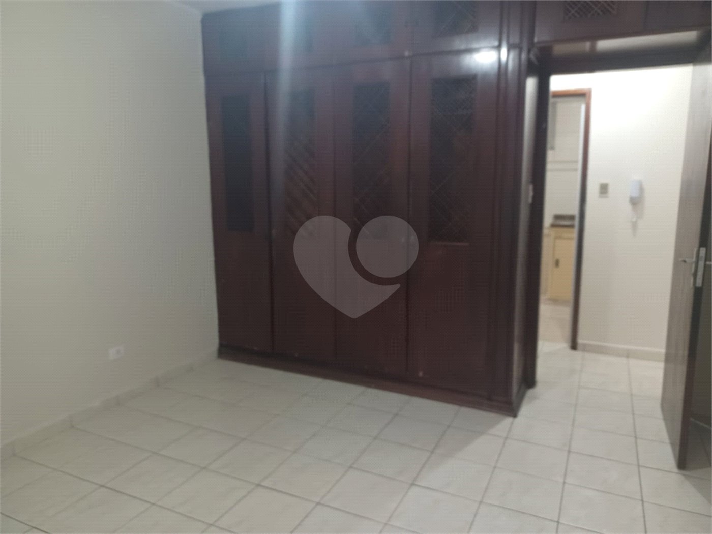 Apartamento super bem localizado, com 01 dormitório e armário embutido