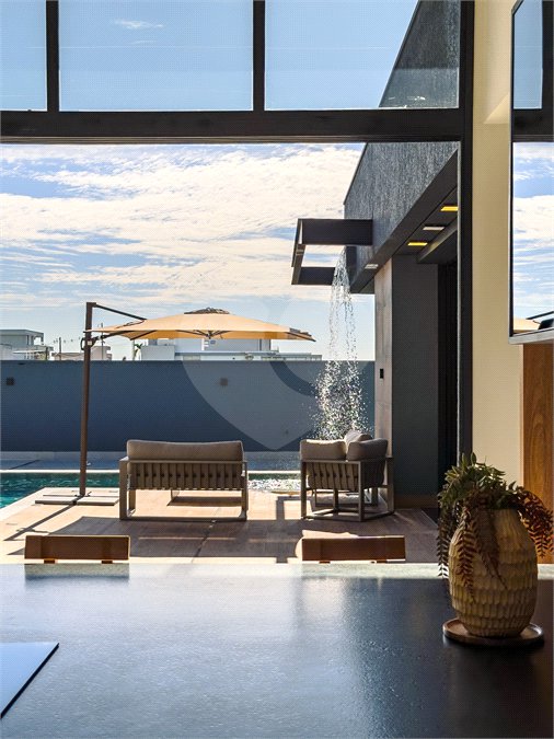 Indaiatuba - Quintas da Terracota - 1252 m² de terreno - casa térrea com 514 m² de área construída -3 vagas de garagem cobertas e 3 descobertas Lavabo - Sala de estar e jantar amplas e integradas - Escritório privativo - Cozinha toda equipada com geladeira, forno, micro-ondas, lava-louças,