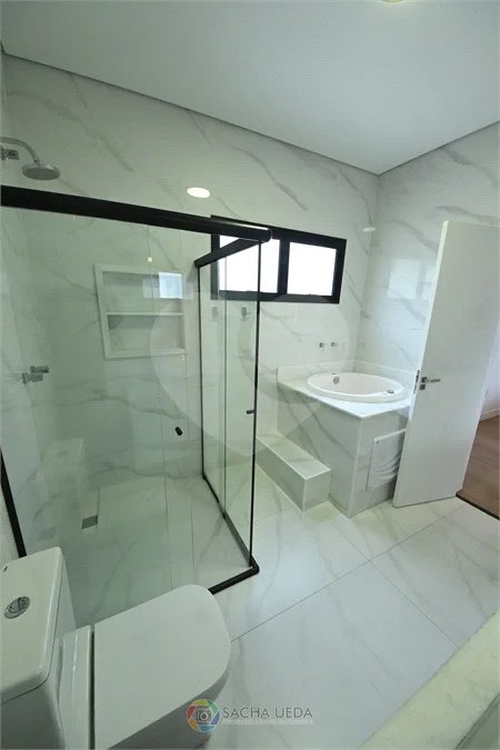 Indaiatuba - SP - Condomínio Helvetia Park - 490 m² Terreno - Sobrado com 307 m² de Área Construída - Escritório com móveis planejados - Sala de estar e jantar ampla e integradas - Cozinha planejada completa, com eletrodomésticos (cooktop, forno, coifa, geladeira, microondas) - Lavanderia