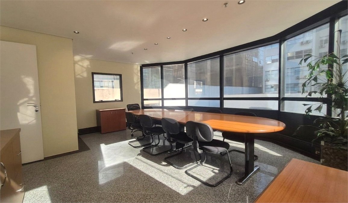 Conjunto comercial reformado na Cincinato Braga — 87 m², 2 vagas e a 1 quadra do Metrô Brigadeiro
