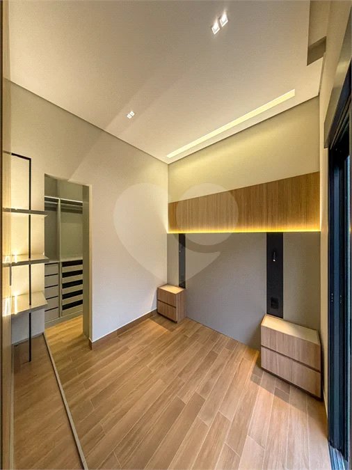 Indaiatuba - Condominio Sapezal - R$ 2.400.000,00 - Área Total 360,00 m² - Área Construída 213,32 m² - TÉRREA - 03 suítes sendo a master com closet; - Escritório; Lavabo; Cozinha com cooktop e planejados; Gourmet com churrasqueira; Ambientes preparados para ar condicionado; Piscina com cascata,