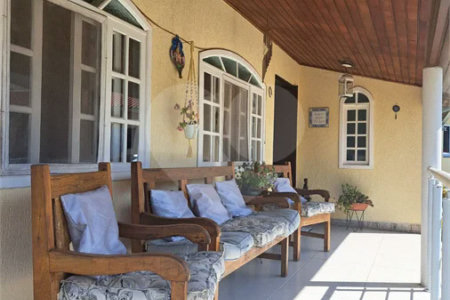 Casa Ampla com 5 Dormitórios, Piscina e Lazer Completo em Terreno de 1.260 m²