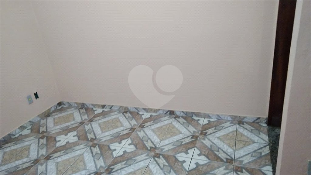 Casa Térrea com 3 dormitórios, sendo 1 suíte.