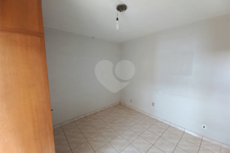 Casa Térrea com 3 dormitórios, sendo 1 suíte.
